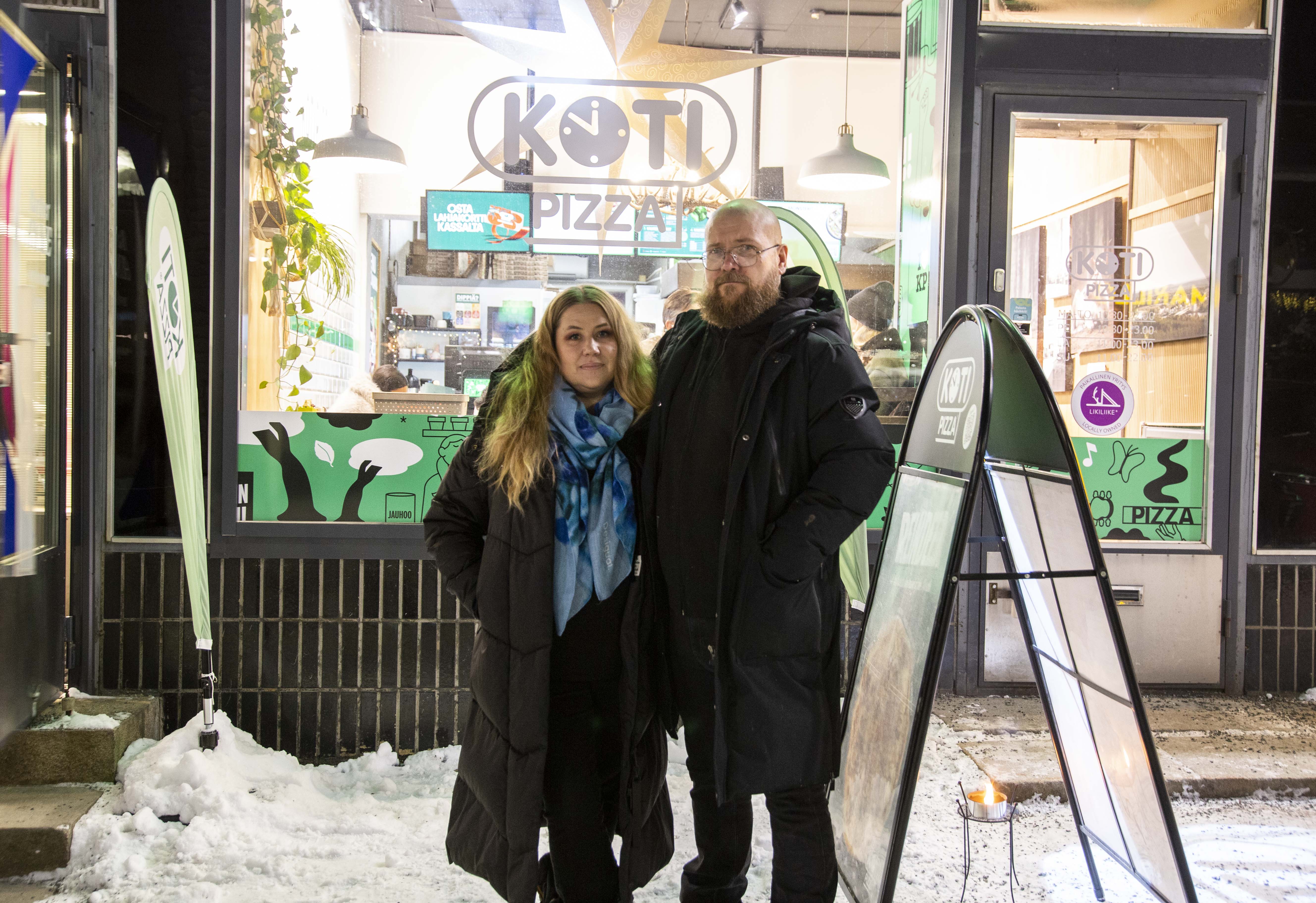 Ravintolayrittäjät Kotipizza Koskikatu -ravintolan edessä Rovaniemellä