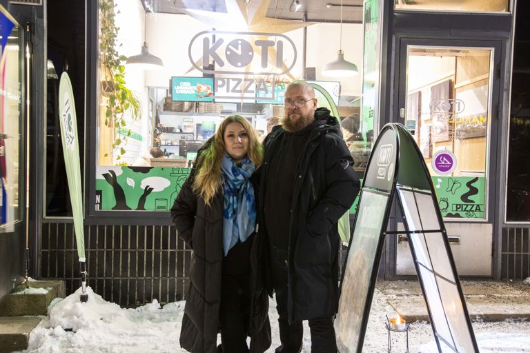Ravintolayrittäjät Kotipizza Koskikatu -ravintolan edessä Rovaniemellä