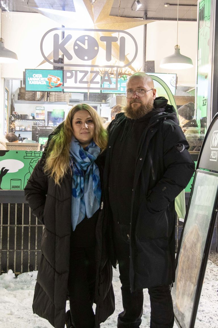 Ravintolayrittäjät Kotipizza Koskikatu -ravintolan edessä Rovaniemellä
